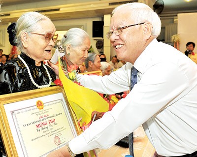 HCMC Chairman of People's Committee Le Hoang Quan presents certificates of merit to senior people in District 1 (Photo: SGGP) HCMC Chairman of People's Committee Le Hoang Quan presents certificates of merit to senior people in District 1 (Photo: SGGP)